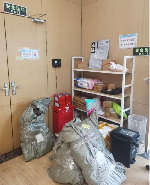 图22：体察的某月子中心安全出口前堆放杂物.png